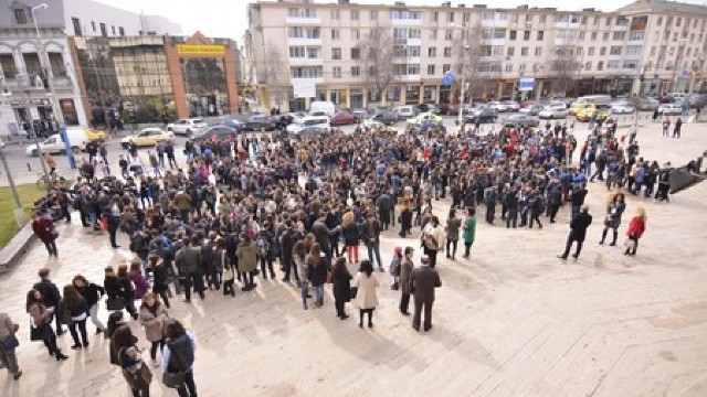 Peste 2500 de oameni au facut coada la lectura la GAUDEAMUS de la Craiova!