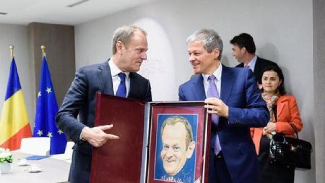 Dacian Cioloș i-a facut cadou lui Donald Tusk o caricatură 