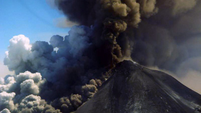 Vulcanul Pavlof a erupt. Norul de cenușă s-a extins 650 de km (VIDEO)