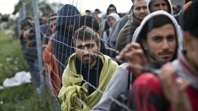 Criza refugiaților: Primul feribot cu migranți a plecat din Grecia către Turcia 