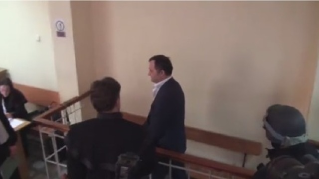 Vlad Filat, împins pe scări de către mascați (VIDEO)