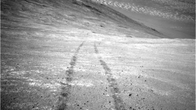 Marte: Roverul Opportunity a fotografiat un vârtej de praf și nisip în craterul Endeavour 