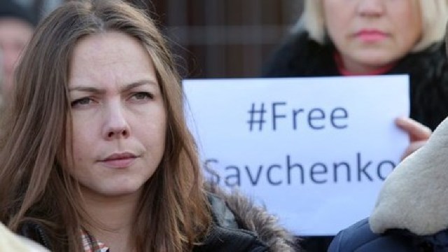 Sora aviatoarei ucrainene Nadia Savcenko a fost reținută la Moscova