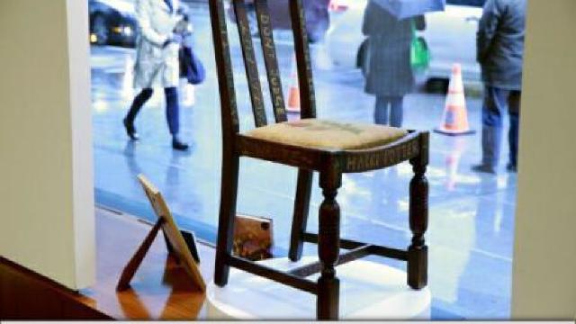 Un scaun de lemn adjudecat cu 394.000 de dolari în cadrul unei licitații