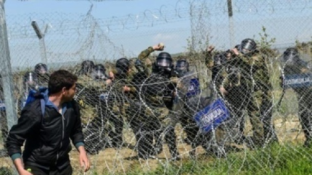 Circa 100 de migranți au luat cu asalt frontiera greco-macedoneană