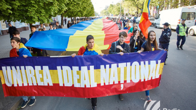 Un tricolor imens a fost desfășurat pe străzile capitalei