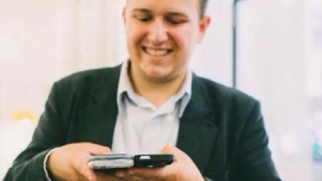 Husa care încarcă telefonul fără priză