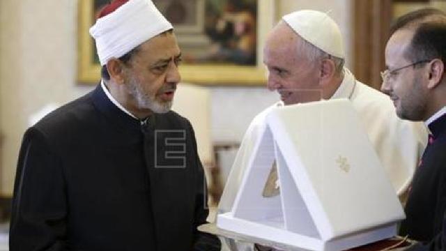 Întâlnire ''foarte cordială'' între papa Francisc și marele imam al moscheii Al Azhar din Cairo 