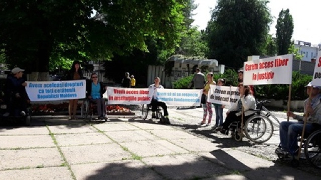Persoanele cu dizabilități au protestat împotriva inaccesibilității la justiție