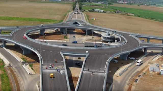 Primul giratoriu suspendat din România a fost deschis traficului (VIDEO)