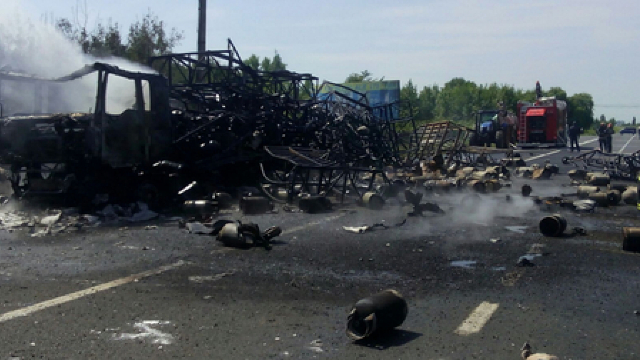 Un TIR încărcat cu butelii a luat foc în România