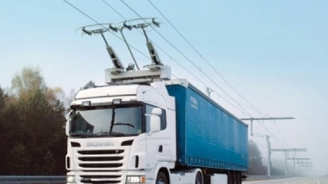 Suedia testează camioane care se alimentează de la fire electrice aeriene