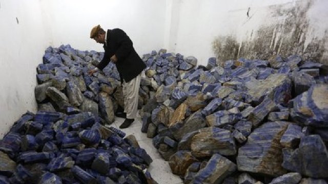 Raport britanic: Exploatarea ilegală a minelor de lapis lazuli finanțează insurgența afgană