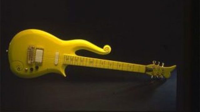 Chitara galbenă a lui Prince are un nou proprietar