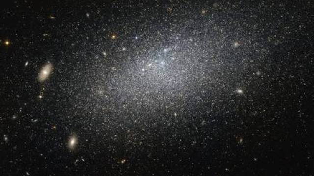 NASA - O misterioasă și singuratică galaxie pitică, fotografiată de telescopul Hubble 