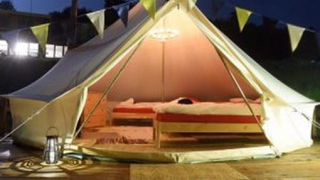 S-a deschis primul camping de lux din România
