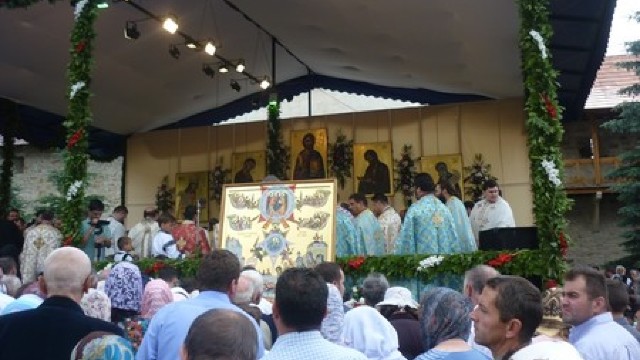 Mii de credincioși la Liturghia oficiată la Putna la sărbătoarea Sf. Ștefan cel Mare