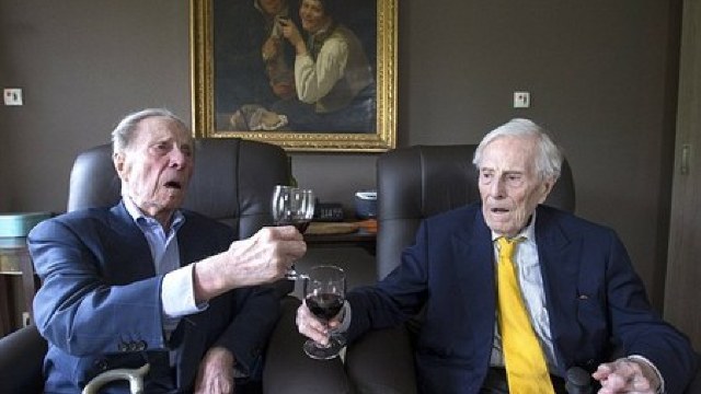 Cei mai longevivi gemeni din lume au împlinit 103 ani