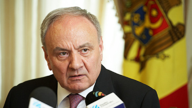Președintele Republicii Moldova, Nicolae Timofti, l-a decorat pe Dacian Cioloș