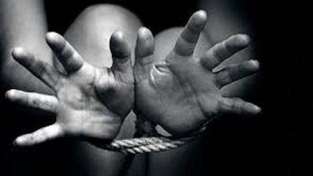 Nouă persoane au fost reținute sub bănuiala de proxenetism și trafic de persoane