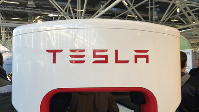 Tesla începe să-și deschidă stațiile de încărcare și pentru alte modele electrice în Europa
