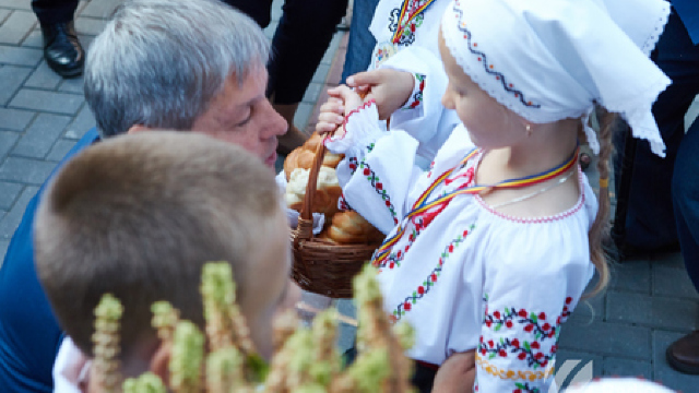 Premierul român, Dacian Cioloș, în vizită la grădinița din Selemet