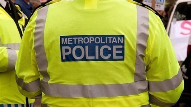 Ofițeri înarmați pe străzile londoneze