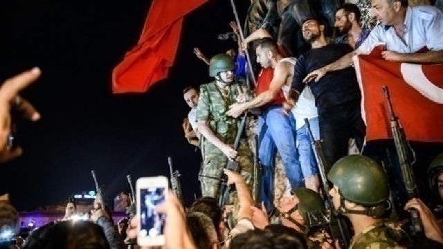 Turcia încearcă să recruteze 30.000 de noi soldați, după epurările masive