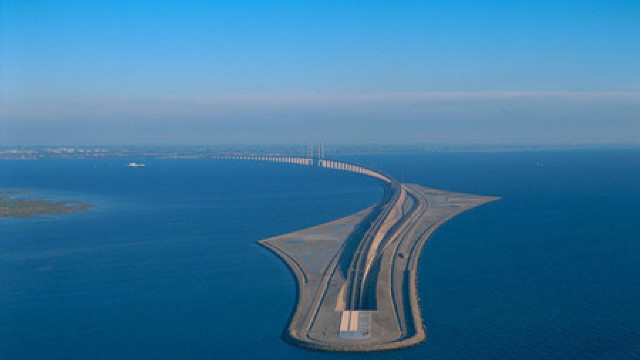 Tunelul care se urcă pe pod și leagă Danemarca de Suedia