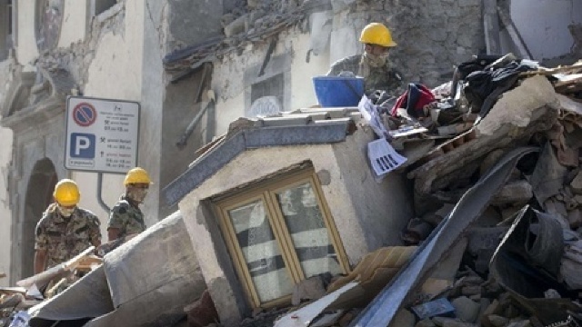 Trei cutremure puternice s-au produs într-o oră, în Italia