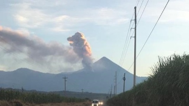 Două erupții consecutive pentru vulcanul Santiaguito din Guatemala 