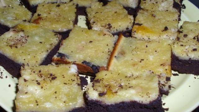 REȚETA zilei: Pătrățele cu piersici și cacao
