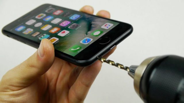 Păcăliți de o farsă video: Mulți posesori de iPhone 7 și-au distrus telefonul VIDEO