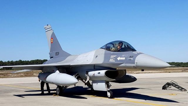 Primele șase avioane de luptă de tip F16 ajung în România (FOTO)