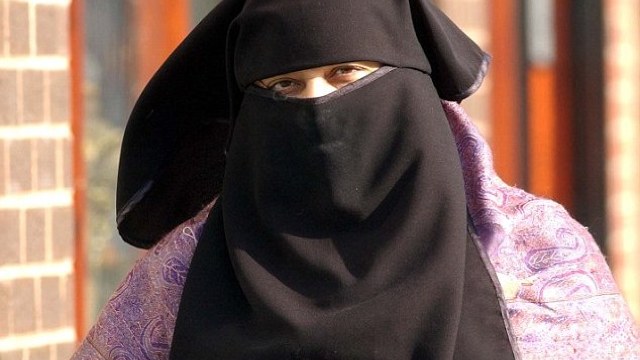 Curtea de Justiție a UE: Patronii au dreptul să le interzică angajatelor să poarte vălul islamic la serviciu