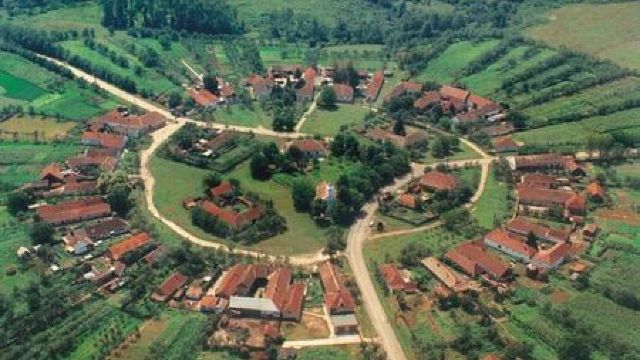 Charlottenburg - singurul sat circular din România (FOTO)