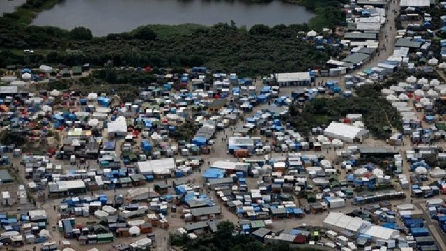 Franța | A început demolarea adăposturilor improvizate din tabăra de migranți de la Calais