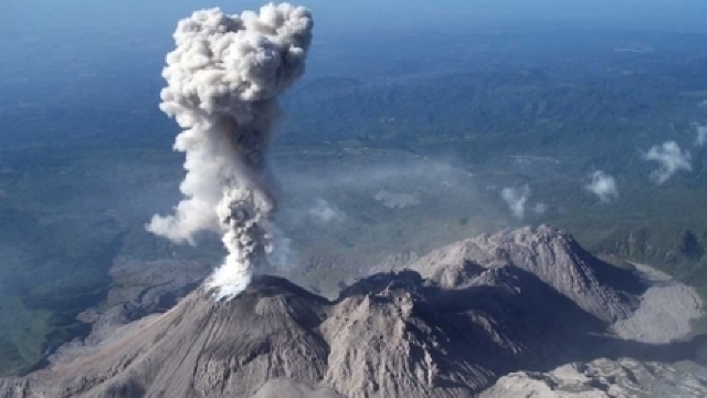 Puternică explozie a vulcanului Santiaguito din Guatemala 