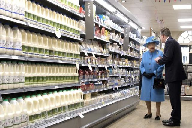 FOTO | Regina Marii Britanii, într-o vizită rară la supermarket 