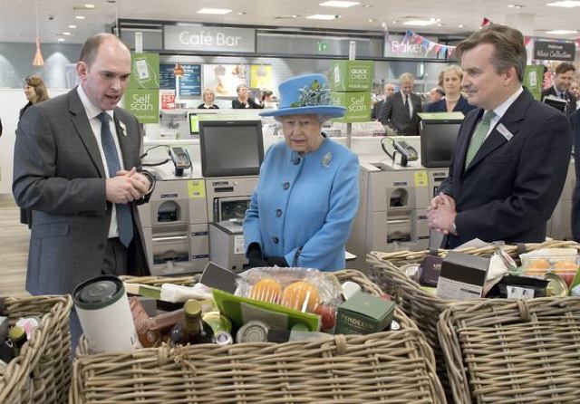 FOTO | Regina Marii Britanii, într-o vizită rară la supermarket 