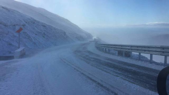 Circulația pe Transalpina, restricționată din cauza ninsorilor