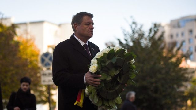 Președintele României Klaus Iohannis a depus o coroană de flori la clubul Colectiv