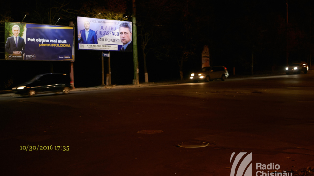 Galerie FOTO | Publicitate electorală cu duiumul pe străzile Chișinăului, chiar în ziua alegerilor