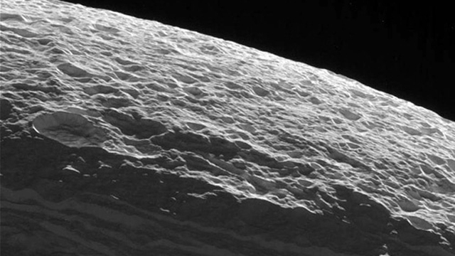 Dione, una dintre lunile lui Saturn, are probabil un ocean de apă similar Europei