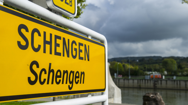 UE a aprobat introducerea controalelor obligatorii la frontierele externe ale Spațiului Schengen, inclusiv pentru cetățenii europeni