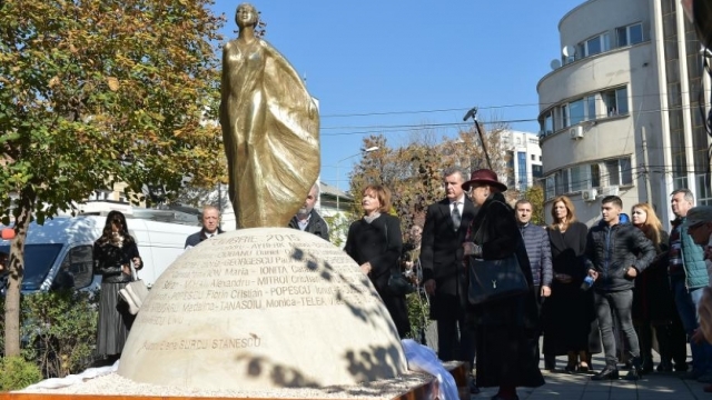 FOTO | Un monument dedicat victimelor de la #Colectiv a fost dezvelit la locul tragediei 