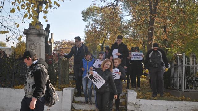 Flash-mob la cimitir | Și morții au dreptul la vot (FOTO / VIDEO)