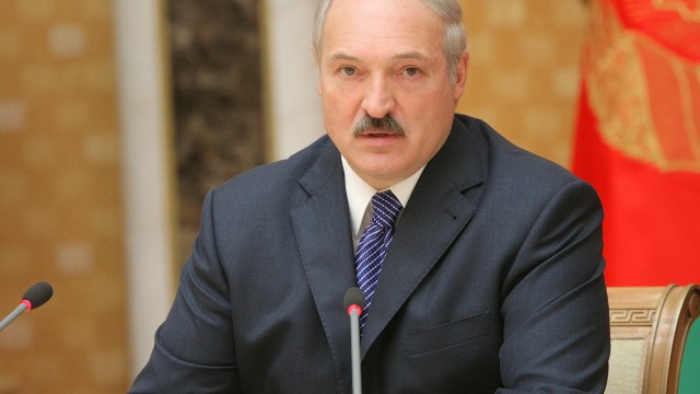 VIDEO | Alexandr Lukașenko a donat tehnică agricolă R.Moldova și a semănat porumb 