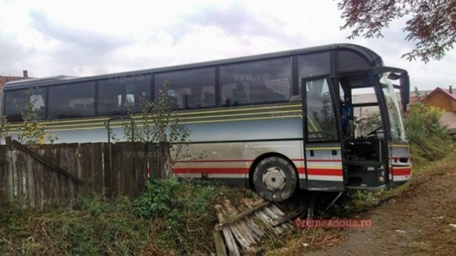 Un autobuz plin cu pelerini nu a mai ajuns la moaștele Sf. Parascheva, după un accident grav