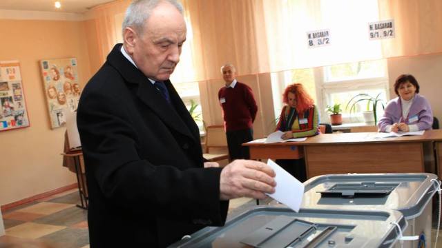 Alegeri 2016 | Președintele Timofti: ”Nu am venit la secția de vot pentru a susține conferință de presă”